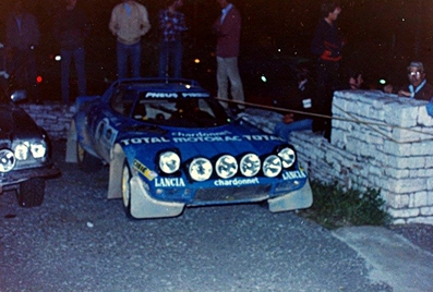 Bernard Darniche - Alain Mahé
27º Acropolis Rally 1980. Lancia Stratos HF (TO N14329). Abandonó por la dirección del coche en SS14 Aliakamon Lake de 15,20 Km.

Del 26 al 29 de Mayo, Atenas, Grecia.
Superficie: tierra.

El Rally tenia un total de 2743.86 km de los que 964 km divididos en 56 tramos eran especiales, (una de ellas fue cancelada SS55 Railway de 9,20 Km).

Se inscribieron 154 equipos, tomaron la salida 148, finalizaron 37.@
Palabras clave: ;Grecia;Acropolis;Lancia;Stratos;1980