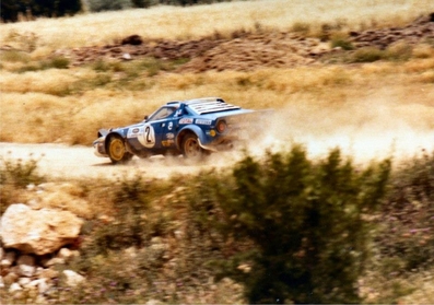 Bernard Darniche - Alain Mahé
27º Acropolis Rally 1980. Lancia Stratos HF (TO N14329). Abandonó por la dirección del coche en SS14 Aliakamon Lake de 15,20 Km.

Del 26 al 29 de Mayo, Atenas, Grecia.
Superficie: tierra.

El Rally tenia un total de 2743.86 km de los que 964 km divididos en 56 tramos eran especiales, (una de ellas fue cancelada SS55 Railway de 9,20 Km).

Se inscribieron 154 equipos, tomaron la salida 148, finalizaron 37.@
Palabras clave: ;Grecia;Acropolis;Lancia;Stratos;1980