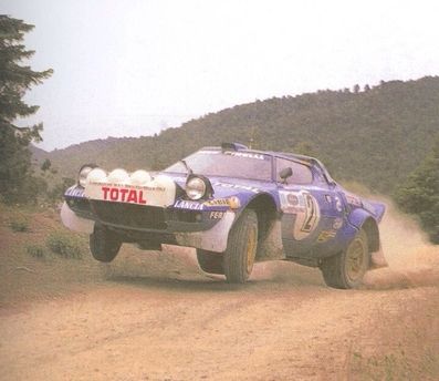 Bernard Darniche - Alain Mahé
27º Acropolis Rally 1980. Lancia Stratos HF (TO N14329). Abandonó por la dirección del coche en SS14 Aliakamon Lake de 15,20 Km.

Del 26 al 29 de Mayo, Atenas, Grecia.
Superficie: tierra.

El Rally tenia un total de 2743.86 km de los que 964 km divididos en 56 tramos eran especiales, (una de ellas fue cancelada SS55 Railway de 9,20 Km).

Se inscribieron 154 equipos, tomaron la salida 148, finalizaron 37.@
Palabras clave: ;Grecia;Acropolis;Lancia;Stratos;1980