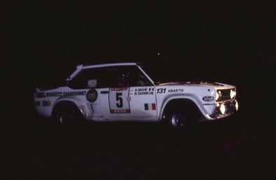 Bernard Darniche - Alain Mahé
24º Tour de Corse - Rallye de France 1980. Fiat 131 Abarth (TO V33680). Abandonó por accidente en SS14 St. Roch - Suariccio de 78.40 Km.

Darniche fue alcanzado en pleno tramo cronometrado por Fréquelin (Talbot Sunbeam Lotus -NVC 444W-).
Fréquelin estaba en lucha para ganar el Campeonato ese año, una vez alcanzó a Darniche, quiso adelantarlo, y Darniche no se dejó... los 2 acabaron fuera de la carretera.

Existieron mas que palabras después de este percance entre Fréquelin y Darniche.

Del 24 al 25 de Octubre, Ajaccio, Córcega, Francia.
Superficie: asfalto.
El Rally tenia un total de 1603 km de los que 1128 km divididos en 18 tramos eran especiales.

Kilòmetros de algunos tramos:
SS2 Acqua d'Oria - Bicchisano de 69.10 km
SS5 Liamone - Suaricchio de 83.70 km
SS6 Santa Maria - Abbazia de 114.20 km
SS8 Aullene de 81.80 km
SS9 Muracciole - Pont St Laurent de 84.20 km
SS11 Barchetta - Ponte Nuovo de 80.10 km
SS12 Moltifao - Montegrosso de 78.80 km
SS13 Calvi - Marignana de 95.30 km
SS14 St Roch - Suariccio de 78.40 km
SS17 Quenza - Santa Giulia de 86.50 km
SS18 Calvese - Agosta de 58.80 km

Se inscribieron 133, tomaron la salida 122, finalizaron 16.
@
Palabras clave: ;Corse;Corcega;Fiat;Abarth;1980