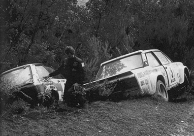 24º Tour de Corse - Rallye de France 1980
Fiat 131 Abarth (TO V33680) de Bernard Darniche - Alain Mahé y Talbot Sunbeam Lotus (NVC 444W) de Guy Fréquelin - Jean Todt.
Ambos abandonaron por la salida de pista de la foto en SS14 St Roch - Suariccio de 78.40 Km.

Fréquelin estaba en lucha para ganar el Campeonato ese año.
Fréquelin alcanzo a Darniche en pleno tramo cronometrado, quiso adelantarlo, y éste no se dejo... los 2 acabaron en la cuneta.

Del 24 al 25 de Octubre, Ajaccio, Córcega, Francia.
Superficie: asfalto.asphalt 1128.10 km

El Rally tenia un total de 1603 km de los que 1128.10 km divididos en 18 tramos eran especiales.

Kilómetros de algunos de los tramos:
SS2 Acqua d'Oria - Bicchisano de 69.10 km
SS5 Liamone - Suaricchio de 83.70 km
SS6 Santa Maria - Abbazia de 114.20 km
SS8 Aullene de 81.80 km
SS9 Muracciole - Pont St Laurent de 84.20 km
SS11 Barchetta - Ponte Nuovo de 80.10 km
SS12 Moltifao - Montegrosso de 78.80 km
SS13 Calvi - Marignana de 95.30 km
SS14 St Roch - Suariccio de 78.40 km
SS17 Quenza - Santa Giulia de 86.50 km
SS18 Calvese - Agosta de 58.80 km

Se inscribieron 133, tomaron la salida 122, finalizaron 16.
@@
Palabras clave: ;Talbot;Sunbeam;Lotus;Fiat;Abarth;Corcega;Corse;1980;crash