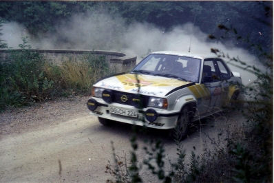 Anders Kullang - Bruno Berglund
22º Rally de San Remo 1980. Opel Ascona 400 (GG-CH 224). Abandonó por la caja de cambios después de SS6 Omp (Riparbella - Bivio Cicina) de 14.30 Km.
Opel Euro Händler Team

Del 6 al 11 de Octubre, Sanremo, Imperia, Liguria, Italia.
Superficie: asfalto - tierra.

El Rally tenia un total de 2868 km de los que 821 km divididos en 51 tramos eran especiales, (2 de ellas fueron canceladas SS7 y SS8).

Se inscribieron 88 equipos, tomaron la salida 77, finalizaron 19.@
Palabras clave: Opel;Ascona;Sanremo;1980