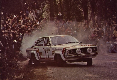 Timo Salonen - Seppo Harjanne
14º Vinho do Porto Rallye de Portugal 1980. Datsun 160J. Abandonó por accidente de tráfico en un enlace de tramo después de SS15 Freita de 24.50 km.

Del 4 al 9 de Marzo, Estoril, Portugal.
Superficie: asfalto - tierra.

El Rally tenia un total de 2641.4 km de los que 673.50 km divididos en 47 tramos eran especiales.

Tomaron la salida 101 equipos, finalizaron 16.@
Palabras clave: Timo_Salonen;Datsun;Portugal;1980