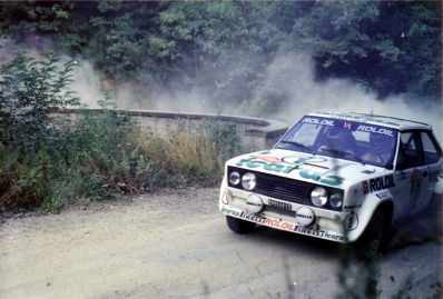 Adartico Vudafieri - Fabio Penariol
22º Rally San Remo 1980. Fiat 131 Abarth (TO R88539). Abandonò por la caja de cambios en SS6 Omp de 14.30 Km.

Del 6 al 11 de Octubre, Sanremo, Imperia, Liguria, Italia.
Superficie: asfalto - tierra.

El Rally tenia un total de 2868 km de los que 821 km divididos en 51 tramos eran especiales, (2 de ellas fueron canceladas SS7 y SS8).

Se inscribieron 88 equipos, tomaron la salida 77, finalizaron 19.@

Palabras clave: ;Fiat;Abarth;Sanremo;1980