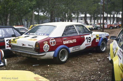 Parque Cerrado del 22º Rallye 2000 Viratges 1980
Joaquin Reyes - Jose Luis Trullols con su Chrysler-Talbot 180 2000 (Gr.2). Abandonó, desconocemos el motivo.
RACC Motorsport

Foto en el espacio ubicado a los pies de la Montaña de Montserrat en 