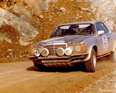 Ingvar Carlsson - Claes Billstam
27º Acropolis Rally 1980. Mercedes Benz 280 CE (S-DY 6804). Abandonó por fuego en SS48 New Leondarion de 13.90 km.

Del 26 al 29 de Mayo, Atenas, Grecia.
Superficie: tierra.

El Rally tenia un total de 2743.86 km de los que 956.16 km divididos en 56 tramos eran especiales (una de ellas fue cancelada SS55 Railway de 9,20 Km).

Se inscribieron 154 equipos, tomaron la salida 148, finalizaron 37.

© C John Gazetas
@
Palabras clave: ;Mercedes;Acropolis;Grecia;1980