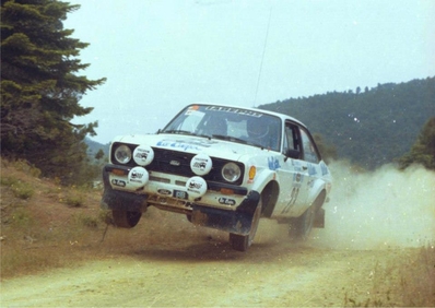 Anastasios Markouizos (Iaveris) - Kòstas Stefanis
27º Acropolis Rally 1980. Ford Escort RS 1800 MKII. Abandonó por el eje trasero en SS22 Kalivia de 6.90 km.

Del 26 al 29 de Mayo, Atenas, Grecia.
Superficie: tierra.

El Rally tenia un total de 2743.86 km de los que 956.16 km divididos en 56 tramos eran especiales (una de ellas fue cancelada SS55 Railway de 9,20 Km).

Se inscribieron 154 equipos, tomaron la salida 148, finalizaron 37.@
Palabras clave: Ford;Escort;Grecia;Acropolis;1980