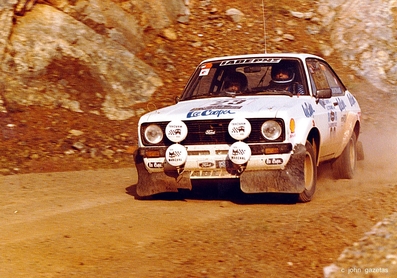 Anastasios Markouizos (Iaveris) - Kòstas Stefanis
27º Acropolis Rally 1980. Ford Escort RS 1800 MKII. Abandonó por el eje trasero en SS22 Kalivia de 6.90 km.

Del 26 al 29 de Mayo, Atenas, Grecia.
Superficie: tierra.

El Rally tenia un total de 2743.86 km de los que 956.16 km divididos en 56 tramos eran especiales (una de ellas fue cancelada SS55 Railway de 9,20 Km).

Se inscribieron 154 equipos, tomaron la salida 148, finalizaron 37.

Foto de C John Gazetas
@
Palabras clave: Ford;Escort;Grecia;Acropolis;1980
