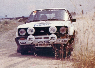 Anastasios Markouizos (Iaveris) - Kòstas Stefanis
27º Acropolis Rally 1980. Ford Escort RS. Abandonó por el eje trasero.

Del 26 al 29 de Mayo, Atenas, Grecia.
Superficie: tierra - asfalto.

El Rally tenia un total de 2743.86 km de los que 956.16 km divididos en 56 tramos eran especiales (una de ellas fue cancelada SS55 Railway de 9,20 Km).

Se inscribieron 154 equipos, tomaron la salida 148, finalizaron 37.
Palabras clave: Ford;Escort;Grecia;Acropolis;1980