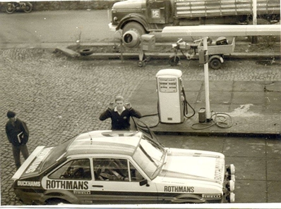 14º Rally de Portugal Vinho do Porto 1980
Recoinocimientos Pre-Rally
Ari Vatanen junto al Ford Escort RS1800 Mk2. Copiloto David Richards. Acabaron abandonando el rallye por accidente en SS25 Cabreira de 26.50 Km, en el mismo punto que su compañero de equipo Hannu Mikkola - Arne Hertz. De hecho los 2 coches quedaron uno encima del otro.
El Rally tenia un total de 2641.4 km de los que 673.5 km divididos en 47 tramos, eran especiales.
Tomaron la salida 101 participantes, finalizaron 16.@
Palabras clave: ;Portugal;Ford;Escort;MKII;Personajes;1980
