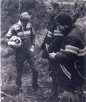 14º Rally de Portugal Vinho do Porto 1980
En la foto Ari Vatanen, Hannu Mikkola y Arne Hertz.
Arne era el copiloto de Hannu.
(El copiloto de Ari era David Richards).

Ambos abandonaron por accidente en SS25 Cabreira de 26.50 Km, en el mismo sitio y con el mismo coche, un Ford Escort RS 1800 MkII.

Como anécdota decir que Vatanen (compañero de equipo de Mikkola) se salió en el mismo sitio que Mikkola, quedando los dos Ford juntos en el lugar del accidente.
El Ford #1 de Mikkola volcado, con el capó trasero apoyado en el también capó trasero del Ford #7 de Ari Vatanen.

Del 4 al 9 de Marzo, Estoril, Portugal.
Superficie: asfalto.

El Rally tenia un total de 2641.4 km de los que 673.50 km divididos en 47 tramos eran especiales.

Tomaron la salida 101 equipos, finalizaron 16.
@
Palabras clave: ;Portugal;Ford;Escort;Crash;1980;Personajes