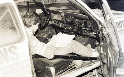 14º Rally de Portugal Vinho do Porto 1980
En la foto David Richards, copiloto de Ari Vatanen
#7 Ford Escort RS 1800 MKII (UYY 256S).
Abandonaron por accidente en SS25 Cabreira de 26.50 Km.

Como anécdota decir que Vatanen (compañero de equipo de Mikkola) se salió en el mismo sitio que Mikkola, quedando los dos Ford juntos en el lugar del accidente.
El Ford #1 de Mikkola volcado, con el capó trasero apoyado en el también capó trasero del Ford #7 de Ari Vatanen.

Del 4 al 9 de Marzo, Estoril, Portugal.
Superficie: asfalto - tierra.

El Rally tenia un total de 2641.4 km de los que 673.50 km divididos en 47 tramos eran especiales.

Tomaron la salida 101 equipos, finalizaron 16.@
Palabras clave: Davis_Richards;Portugal;Ford;Escort;MKII;MKII;1980;Personajes