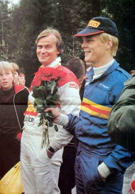 31º 1000 Lakes Rally 1981
Ari Vatanen y Markku Alén
Clasificados 1º y 2º respectivamente.
Ari con Ford Escort RS 1800 MKII (DKP 191T) y Markku con Fiat 131 Abarth (TO R92448).
Del 28 al 30 de Agosto, Jyväskylä, Finlandia.
Superficie: tierra / grava.
El Rally tenia un total de 1418.89 km de los que 453.09 km divididos en 48 tramos eran especiales, (2 de ellas fueron canceladas SS11 y SS37 Ristijarvi de 13.20 Km).
Se inscribieron 152 equipos, tomaron la salida 146, finalizaron 66.@
Palabras clave: Ari_Vatanen;Markku_Alen;Finlandia;1981;Personajes