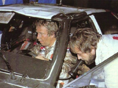 Hannu Mikkola - Arne Hertz
30º Lombard RAC Rally (Gran Bretaña) 1981. Audi Quattro. Clasificado 1º.
Hannu después de haber volcado en el sexto tramo y sin repuesto de cristal delantero en ese momento, siguiò en el rally y lo acabò ganando por 11 minutos sobre Vatanen y su Ford Escort RS MKII. Espiritu de sacrificio y superaciòn.
El Rally tenia un total de 2720 km de los que 722 km divididos en 65 tramos, eran especiales.
Tomaron la salida 151 participantes, finalizaron 54.@
Palabras clave: ;Audi;Quattro;Gran_Bretaña;1981;RAC_Rally;Personajes