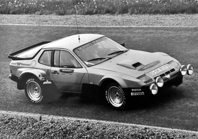 Test Porsche 924 Carrera GTS
1981
Walter Röhrl - Christian Geistdörfer

La evolución más rápida y potente del Porsche 924 equipaba un motor turbo de 280 CV y aunque su paso por los rallyes fue breve, dejó huella tanto en las versiones preparadas por Alméras Frères en Francia como en las del preparador alemán Schmidt Motorsport, al que corresponde esta unidad pilotada con notable éxito en su campeonato nacional Alemán por Walter Röhrl.

El carisma de este Porsche 924 es total, gracias especialmente al curioso y poco conocido color dorado de Monnet, una marca de coñac.

Como he dicho al principio, el Porsche 924 Carrera GTS fue un coche que pasó casi de puntillas por los rallyes. Los hermanos Almeras abandonaron pronto su desarrollo y tan solo el suizo Jürgen Barth logró con este coche 1 punto en el Mundial de Rallyes, en el Monte-Carlo de 1982.

Walter Röhrl, aceptó el reto de Schmidt Motorsport y pilotó una de estas unidades en varias pruebas del Campeonato Alemán de Rallyes de 1981, logrando los únicos éxitos del coche en esta disciplina.

Venció en 4 de los 6 rallyes en los que compitió, siendo el Rally de Hessen el primero que se apuntó en su palmarés. La victoria en este rally sobre tierra la logró frente al todopoderoso equipo Opel Alemania, con Jochi Kleint y su Opel Ascona 400 como principales rivales.
Palabras clave: Test;Walter_Röhrl;Porsche;Monnet;1981