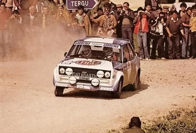 Markku Alén - Ilkka Kivimäki
4º Rally Costa Smeralda 1981. Fiat 131 Abarth (TO R92448). Clasificado 1º.

Del 2 al 4 de Abril, Porto Cervo, Cerdeña, Italia.
Superficie: tierra.

Desconocemos de cuantos killómetros tanto totales como cronometrados constaba la prueba.

Tomaron la salida 124 equipos, finalizaron 46.@
Palabras clave: Markku_Alen;Fiat;Abarth;Smeralda;1981;Esmeralda
