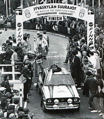 Ari Vatanen - David Richards
31º 1000 Lakes Rally 1981. Ford Escort RS 1800 MKII (DKP 191T). Clasificado 1º.
Del 28 al 30 de Agosto, Jyväskylä, Finlandia.
Superficie: tierra / grava.
El Rally tenia un total de 1418.89 km de los que 453.09 km divididos en 48 tramos eran especiales, (2 de ellas fueron canceladas SS11 y SS37 Ristijarvi de 13.20 Km).
Se inscribieron 152 equipos, tomaron la salida 146, finalizaron 66.@
Palabras clave: ;Ford;RS;Escort;MKII;Finlandia;1981;Personajes