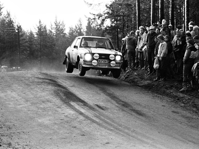 Ari Vatanen - David Richards
31º 1000 Lakes Rally 1981. Ford Escort RS 1800 MKII (DKP 191T). Clasificado 1º.

Del 28 al 30 de Agosto, Jyväskylä, Finlandia.
Superficie: tierra - tierra.

El Rally tenia un total de 1418.89 km de los que 453.09 km divididos en 48 tramos eran especiales, (2 de ellas fueron canceladas SS11 y SS37 Ristijarvi de 13.20 Km).

Se inscribieron 152 equipos, tomaron la salida 146, finalizaron 66.@
Palabras clave: ;Ford;RS;Escort;MKII;Finlandia;1981