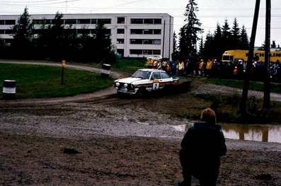 Ari Vatanen - David Richards
31º 1000 Lakes Rally 1981. Ford Escort RS 1800 MKII (DKP 191T). Clasificado 1º.

Del 28 al 30 de Agosto, Jyväskylä, Finlandia.
Superficie: tierra.

El Rally tenia un total de 1418.89 km de los que 453.09 km divididos en 48 tramos eran especiales (2 de ellas fueron canceladas SS11 y SS37 Ristijarvi de 13.20 Km).

Se inscribieron 152 equipos, tomaron la salida 146, finalizaron 66.@
Palabras clave: ;Ford;RS;Escort;MKII;Finlandia;1981