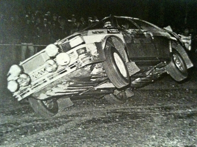 Hannu Mikkola - Arne Hertz
30º Lombard RAC Rally 1981. Audi Quattro (IN-NM 61). Clasificado 1º.

Del 22 al 24 de Noviembre, Chester, Cheshire, Inglaterra.
Superficie: asfalto - tierra.

El Rally tenia un total de 2720 km de los que 722 km divididos en 65 tramos eran especiales.

Se inscribieron 154 equipos, tomaron la salida 151, finalizaron 54.@
Palabras clave: ;Audi;Quattro;Gran_Bretaña;1981;RAC_Rally