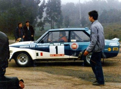 Markku Alén - Ilkka Kivimaki
15º Rallye de Portugal - Vinho do Porto 1981. Fiat 131 Abarth (TO V39606). Clasificado 1º.

Del 4 al 7 de Marzo, Estoril, Cascais, Lisboa, Portugal.
Superficie: asfalto - tierra.

El Rally tenia un total de 2571.00 km de los que 678.00 km divididos en 46 tramos eran especiales.

Se inscribieron 110 equipos, tomaron la salida 95, finalizaron 24.@
Palabras clave: Markku_Alen;Fiat;Abarth;Portugal;1981