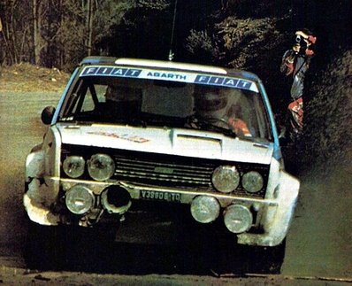 Markku Alén - Ilkka Kivimaki
15º Rallye de Portugal - Vinho do Porto 1981. Fiat 131 Abarth (TO V39606). Clasificado 1º.

Del 4 al 7 de Marzo, Estoril, Cascais, Lisboa, Portugal.
Superficie: asfalto - tierra.

El Rally tenia un total de 2571.00 km de los que 678.00 km divididos en 46 tramos eran especiales.

Se inscribieron 110 equipos, tomaron la salida 95, finalizaron 24.@
Palabras clave: Markku_Alen;Fiat;Abarth;Portugal;1981