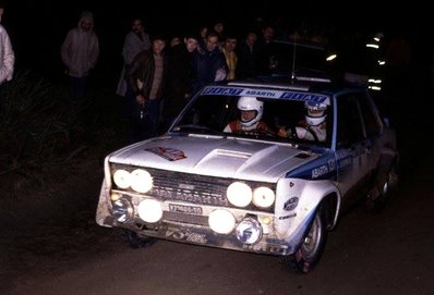 Markku Alén - Ilkka Kivimaki
15º Rallye de Portugal - Vinho do Porto 1981. Fiat 131 Abarth (TO V39606). Clasificado 1º.

Del 4 al 7 de Marzo, Estoril, Cascais, Lisboa, Portugal.
Superficie: asfalto - tierra.

El Rally tenia un total de 2571.00 km de los que 678.00 km divididos en 46 tramos eran especiales.

Se inscribieron 110 equipos, tomaron la salida 95, finalizaron 24.@
Palabras clave: Markku_Alen;Fiat;Abarth;Portugal;1981