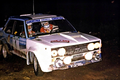 Markku Alén - Ilkka Kivimaki
15º Rallye de Portugal - Vinho do Porto 1981. Fiat 131 Abarth (TO V39606). Clasificado 1º.

Del 4 al 7 de Marzo, Estoril, Cascais, Lisboa, Portugal.
Superficie: asfalto - tierra.

El Rally tenia un total de 2571.00 km de los que 678.00 km divididos en 46 tramos eran especiales.

Se inscribieron 110 equipos, tomaron la salida 95, finalizaron 24.@
Palabras clave: Markku_Alen;Fiat;Abarth;Portugal;1981