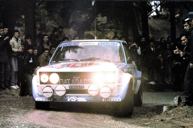 Markku Alén - Ilkka Kivimaki
15º Rallye de Portugal - Vinho do Porto 1981. Fiat 131 Abarth (TO V39606). Clasificado 1º.

Del 4 al 7 de Marzo, Estoril, Cascais, Lisboa, Portugal.
Superficie: asfalto - tierra.

El Rally tenia un total de 2571.00 km de los que 678.00 km divididos en 46 tramos eran especiales.

Se inscribieron 110 equipos, tomaron la salida 95, finalizaron 24.@
Palabras clave: Markku_Alen;Fiat;Abarth;Portugal;1981