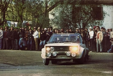 Markku Alén - Illka Kivimaki
15º Rallye de Portugal - Vinho do Porto 1981. Fiat 131 Abarth (TO V39606). Clasificado 1º.

Del 4 al 7 de Marzo, Estoril, Cascais, Lisboa, Portugal.
Superficie: asfalto - tierra.

El Rally tenia un total de 2571.00 km de los que 678.00 km divididos en 46 tramos eran especiales.

Se inscribieron 110 equipos, tomaron la salida 95, finalizaron 24.@
Palabras clave: Markku_Alen;Fiat;Abarth;Portugal;1981