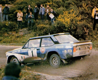 Markku Alén - Illka Kivimaki
15º Rallye de Portugal - Vinho do Porto 1981. Fiat 131 Abarth (TO V39606). Clasificado 1º.

Del 4 al 7 de Marzo, Estoril, Cascais, Lisboa, Portugal.
Superficie: asfalto - tierra.

El Rally tenia un total de 2571.00 km de los que 678.00 km divididos en 46 tramos eran especiales.

Se inscribieron 110 equipos, tomaron la salida 95, finalizaron 24.@
Palabras clave: Markku_Alen;Fiat;Abarth;Portugal;1981
