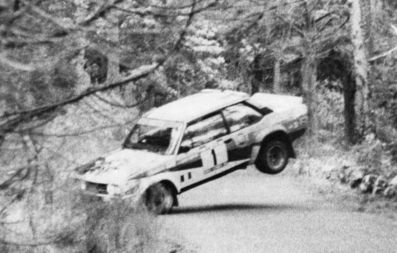 Markku Alén - Ilkka Kivimäki
15º Rallye de Portugal - Vinho do Porto 1981. Fiat 131 Abarth (TO V39606). Clasificado 1º.

La foto es el instante en el que arranca la rueda delantera derecha. Acabó el tramo marcha atrás, sus mecánicos lograron arreglar los desperfectos y acabó ganando el Rallye.

Del 4 al 7 de Marzo, Estoril, Cascais, Lisboa, Portugal.
Superficie: asfalto - tierra.

El Rally tenia un total de 2571.00 km de los que 678.00 km divididos en 46 tramos eran especiales.

Se inscribieron 110 equipos, tomaron la salida 95, finalizaron 24.@
Palabras clave: Markku_Alen;Fiat;Abarth;Portugal;1981;Crash