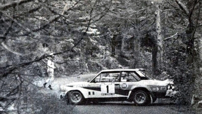 Markku Alén - Ilkka Kivimäki
15º Rallye de Portugal - Vinho do Porto 1981. Fiat 131 Abarth (TO V39606). Clasificado 1º.

La foto es Instantes después de que arrancara la rueda delantera derecha. Acabó el tramo marcha atrás, sus mecánicos lograron arreglar los desperfectos y acabó ganando el Rallye.

Del 4 al 7 de Marzo, Estoril, Cascais, Lisboa, Portugal.
Superficie: asfalto - tierra.

El Rally tenia un total de 2571.00 km de los que 678.00 km divididos en 46 tramos eran especiales.

Se inscribieron 110 equipos, tomaron la salida 95, finalizaron 24.@
Palabras clave: Markku_Alen;Fiat;Abarth;Portugal;1981;Crash