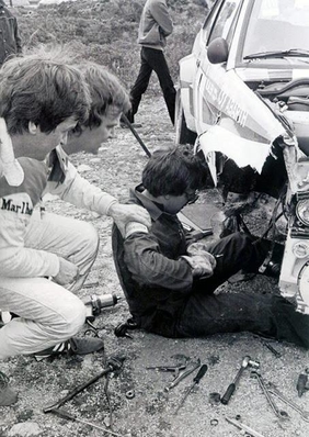 Markku Alén - Ilkka Kivimäki
15º Rallye de Portugal - Vinho do Porto 1981. Fiat 131 Abarth (TO V39606). Clasificado 1º.

Después de arrancar la rueda en una pequeña salida de pista y acabar el tramo marcha atrás, en la foto podemos ver­ a Markku y Ilkka observando como un mecánico intenta arreglar el destrozo... aunque Markku no parece muy deacuerdo con lo que quiere hacer el mecánico... aun así acabó ganando el Rallye.

Del 4 al 7 de Marzo, Estoril, Cascais, Lisboa, Portugal.
Superficie: asfalto - tierra.

El Rally tenia un total de 2571.00 km de los que 678.00 km divididos en 46 tramos eran especiales.

Se inscribieron 110 equipos, tomaron la salida 95, finalizaron 24.@
Palabras clave: Markku_Alen;Fiat;Abarth;Portugal;1981;Crash;Personajes