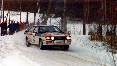 Hannu Mikkola - Arne Hertz
31º International Suecia Rally 1981. Audi Quattro (IN-NV 90). Clasificado 1º.

Dominaron el Rally desde el principio hasta el final. Hicieron el mejor tiempo "scrath" en las 25 especiales de las que constaba la prueba.

Del 13 al 15 de Febrero, Suecia.
Superficie: nieve - hielo.

El Rally tenia un total de 1368.00 km de los que 369.00 km divididos en 25 tramos eran especiales.

Tomaron la salida 116 equipos, finalizaron 73.@
Palabras clave: ;Audi;Quattro;nieve;Suecia;1981