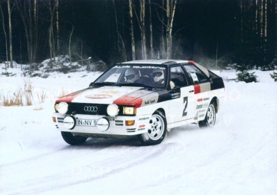 Hannu Mikkola - Arne Hertz
31º International Suecia Rally 1981. Audi Quattro (IN-NV 90). Clasificado 1º.

Dominaron el Rally desde el principio hasta el final. Hicieron el mejor tiempo "scrath" en las 25 especiales de las que constaba la prueba.

Del 13 al 15 de Febrero, Suecia.
Superficie: nieve - hielo.

El Rally tenia un total de 1368.00 km de los que 369.00 km divididos en 25 tramos eran especiales.

Tomaron la salida 116 equipos, finalizaron 73.@
Palabras clave: ;Audi;Quattro;nieve;Suecia;1981