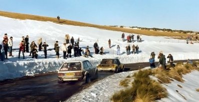 49º Rallye Automobile de Monte-Carlo 1981
En primera linea de imagen:
16# Talbot Talbot Sunbeam Lotus (PVC 999W) de Guy Fréquelin - Jean Todt dando caza al 9# Renault 5 Turbo (440 VB 91) de Jean Ragnotti - Jean-Marc Andrié.
Clasificados 2º y 1º respectivamente al final del Rally.

Del 24 al 30 de Enero, Monte-Carlo.
Superficie: asfalto - nieve.

El Rally tenia un total de 3930.00 km de los que 750.00 km divididos en 32 tramos eran especiales.

Se inscribieron 274 equipos, tomaron la salida 263, finalizaron 133.
@
Palabras clave: Jean_Ragnotti;Jean-Marc_Andrie;Renault;Turbo;Montecarlo;1981;Guy_Frequelin;Jean_Todt