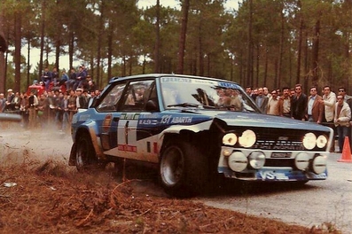 Markku Alén - Ilkka Kivimaki
15º Rallye de Portugal - Vinho do Porto 1981. Fiat 131 Abarth (TO V39606). Clasificado 1º.

Del 4 al 7 de Marzo, Estoril, Cascais, Lisboa, Portugal.
Superficie: asfalto - tierra.

El Rally tenia un total de 2571.00 km de los que 678.00 km divididos en 46 tramos eran especiales.

Se inscribieron 110 equipos, tomaron la salida 95, finalizaron 24.@
Palabras clave: Markku_Alen;Fiat;Abarth;Portugal;1981