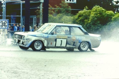 Markku Alén - Ilkka Kivimäki
31º 1000 Lakes Rally 1981. Fiat 131 Abarth (TO R92448). Clasificado 2º.

Del 28 al 30 de Agosto, Jyväskylä, Finlandia.
Superficie: tierra.

El Rally tenia un total de 1418.89 km de los que 453.09 km divididos en 48 tramos eran especiales, (2 de ellas fueron canceladas SS11 y SS37 Ristijarvi de 13.20 Km).

Se inscribieron 152 equipos, tomaron la salida 146, finalizaron 66.@
Palabras clave: Markku_Alen;Fiat;Abarth;Finlandia;1981
