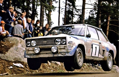 Markku Alén - Ilkka Kivimäki
31º 1000 Lakes Rally 1981. Fiat 131 Abarth (TO R92448). Clasificado 2º.

Del 28 al 30 de Agosto, Jyväskylä, Finlandia.
Superficie: tierra.

El Rally tenia un total de 1418.89 km de los que 453.09 km divididos en 48 tramos eran especiales (2 de ellas fueron canceladas SS11 y SS37 Ristijarvi de 13.20 Km).

Se inscribieron 152 equipos, tomaron la salida 146, finalizaron 66.@
Palabras clave: Markku_Alen;Fiat;Abarth;Finlandia;1981;