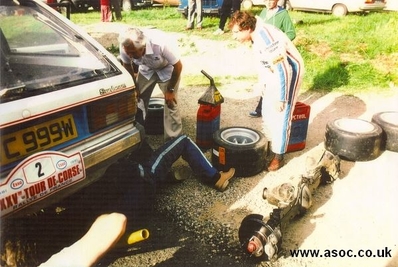 Asistencia en el 25º Tour de Corse - Rallye de France 1981
En el  Talbot Sunbeam Lotus (PVC 999W) de Guy Fréquelin - Jean Todt, clasificado 2º.

Podemos ver a Jean Todt observando la reparación.

Del 30 de Abril al 2 de Mayo, Ajaccio.
Superficie: asfalto.

El Rally tenia un total de 1613 km de los que 1144 km divididos en 24 tramos eran especiales.

Se inscribieron 126 equipos, tomaron la salida 120, finalizaron 42.@
Palabras clave: ;Jean_Todt;Talbot;Sunbeam;Lotus;Corcega;Corse;1981;Asistencias;Personajes