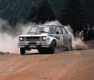 Markku Alen - Ilkka Kivimaki
28 º Acropolis Rally 1981. Fiat 131 Abarth (TO-92449R). Clasificado 2º.

Del 1 al 4 de Junio, Atenas - Piraeus, Grecia.
Superficie: tierra.

El Rally tenía un total de 2,504.60 km de los que 995.59 km divididos en 57 tramos eran especiales, (2 de ellos fueron cancelados, SS4 Neos Prodromos de 33.02 km y SS35 Mandra de 7.91 km).

Se inscribieron 133 equipos, tomaron la salida 133, finalizaron 22.@
Palabras clave: Markku_Alen;Fiat;Abarth;Grecia;1981;Acropolis