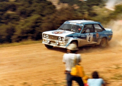 Markku Alen - Ilkka Kivimaki
28 º Acropolis Rally 1981. Fiat 131 Abarth (TO-92449R). Clasificado 2º.

Del 1 al 4 de Junio, Atenas - Piraeus, Grecia.
Superficie: tierra.

El Rally tenía un total de 2,504.60 km de los que 995.59 km divididos en 57 tramos eran especiales, (2 de ellos fueron cancelados, SS4 Neos Prodromos de 33.02 km y SS35 Mandra de 7.91 km).

Se inscribieron 133 equipos, tomaron la salida 133, finalizaron 22.@
Palabras clave: Markku_Alen;Fiat;Abarth;Grecia;1981;Acropolis