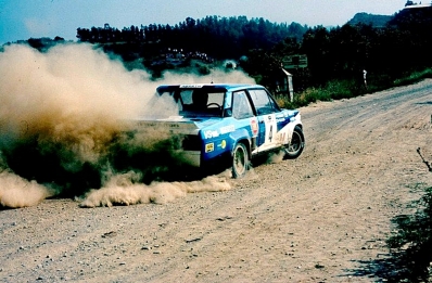 Markku Alen - Ilkka Kivimaki
28 º Acropolis Rally 1981. Fiat 131 Abarth (TO-92449R). Clasificado 2º.

Del 1 al 4 de Junio, Atenas - Piraeus, Grecia.
Superficie: tierra.

El Rally tenía un total de 2,504.60 km de los que 995.59 km divididos en 57 tramos eran especiales, (2 de ellos fueron cancelados, SS4 Neos Prodromos de 33.02 km y SS35 Mandra de 7.91 km).

Se inscribieron 133 equipos, tomaron la salida 133, finalizaron 22.@
Palabras clave: Markku_Alen;Fiat;Abarth;Grecia;1981;Acropolis
