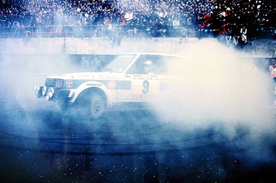 Henri Toivonen - Fred Gallagher
15º Rallye de Portugal Vinho do Porto 1981. Talbot Sunbeam Lotus (NVC 444W). Clasificado 2º.

Del 4 al 7 de Marzo, Estoril, Cascais, Lisboa, Portugal.
Superficie: asfalto - tierra.

El Rally tenia un total de 2571.00 km de los que 678.00 km divididos en 46 tramos eran especiales.

Se inscribieron 110 equipos, tomaron la salida 95, finalizaron 24.@
Palabras clave: Henri_Toivonen;Talbot;Sunbeam;Lotus;Portugal;1981
