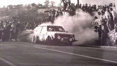 Henri Toivonen - Fred Gallagher
23º Rallye Sanremo 1981. Talbot Sunbeam Lotus (NVC 777W). Clasificado 2º.

Del 5 al 10 de Octubre, Sanremo, Imperia, Liguria, Italia.
Superficie: asfalto - tierra.

El Rally tenia un total de 2792.00 km de los que 751.06 km divididos en 61 tramos eran especiales, (2 de ellas fueron canceladas SS51 Upega de 12.35 km y SS56 San Romolo de 34.95 km).

Tomaron la salida 63 equipos, finalizaron 27.

Foto 2 de 2.
@
Palabras clave: Henri_Toivonen;Talbot;Sunbeam;Lotus;Sanremo;1981