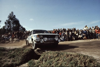 Henri Toivonen - Fred Gallagher
15º Rallye de Portugal Vinho do Porto 1981. Talbot Sunbeam Lotus (NVC 444W). Clasificado 2º.

Del 4 al 7 de Marzo, Estoril, Cascais, Lisboa, Portugal.
Superficie: asfalto - tierra.

El Rally tenia un total de 2571.00 km de los que 678.00 km divididos en 46 tramos eran especiales.

Se inscribieron 110 equipos, tomaron la salida 95, finalizaron 24.@
Palabras clave: Henri_Toivonen;Talbot;Sunbeam;Lotus;Portugal;1981