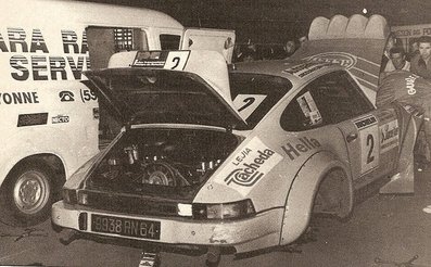 Asistencia en el 18º Rally Principe de Asturias 1981
En el Porsche 911 SC (9938 RN 64) de Beny Fernández - José Luis Sala, clasificado 2º a 4 segundos de Genito Ortiz - Susi Cabal que estrenaban su Renault 5 Turbo.

El Rally tenia un total de 812 kms de los que 232 Km divididos en 16 tramos eran especiales.

Tramos:
Collado de Arnicio, La Campa, La Encrucijada, Faya, Miravalles, Fito, Moandi, La Estrecha,(todos a dos pasadas menos Encrucijada a tres y La Campa a una).

Se inscribieron 70 equipos, tomaron la salida 50, finalizaron 23.

Salieron de Renault Gascón.
700.000 pts en premios.
@
Palabras clave: Beny_Fernandez;Jose_Luis_Sala;Asturias;Porsche;1981;Asistencias