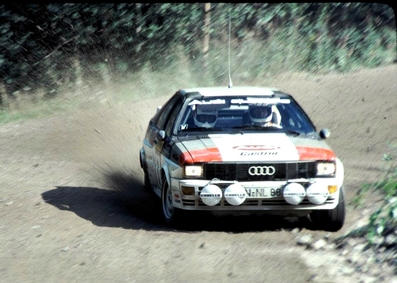 Hannu Mikkola - Arne Hertz
31º 1000 Lakes Rally 1981. Audi Quattro (IN-NL 88). Clasificado 3º.
Del 28 al 30 de Agosto, Jyväskylä, Finlandia.
Superficie: tierra / grava.
El Rally tenia un total de 1418.89 km de los que 453.09 km divididos en 48 tramos eran especiales, (2 de ellas fueron canceladas SS11 y SS37 Ristijarvi de 13.20 Km).
Se inscribieron 152 equipos, tomaron la salida 146, finalizaron 66.@
Palabras clave: ;Audi;Quattro;Finlandia;1981