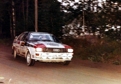 Hannu Mikkola - Arne Hertz
31º 1000 Lakes Rally 1981. Audi Quattro (IN-NL 88). Clasificado 3º.
Del 28 al 30 de Agosto, Jyväskylä, Finlandia.
Superficie: tierra / grava.
El Rally tenia un total de 1418.89 km de los que 453.09 km divididos en 48 tramos eran especiales, (2 de ellas fueron canceladas SS11 y SS37 Ristijarvi de 13.20 Km).
Se inscribieron 152 equipos, tomaron la salida 146, finalizaron 66.@
Palabras clave: ;Audi;Quattro;Finlandia;1981